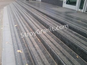 ступени из габбро с противоскользящим покрытием